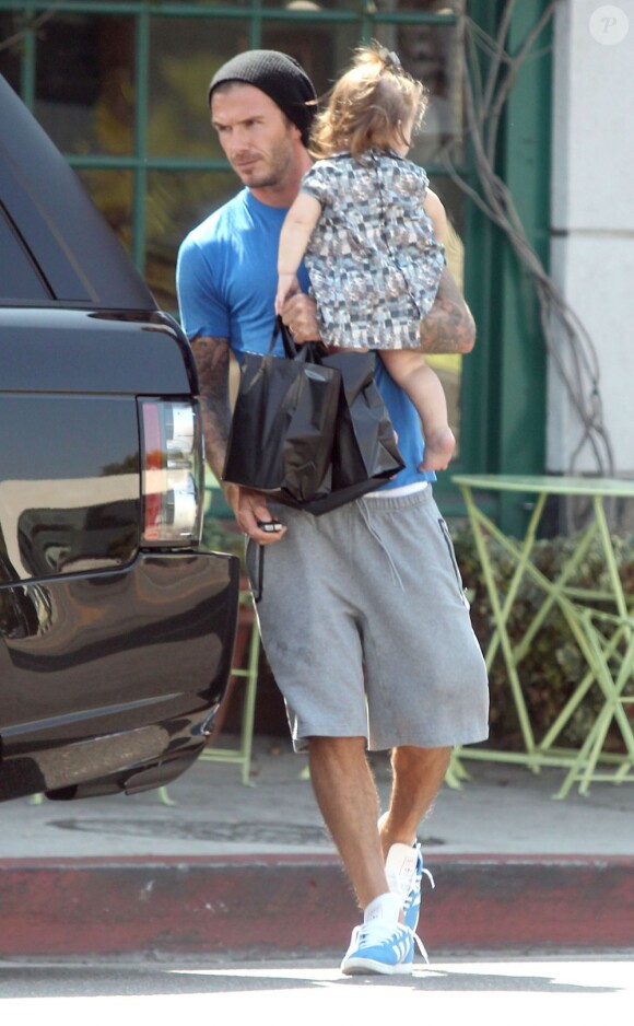 David Beckham et sa fille Harper, bien calé dans ses bras, dans les rues de Los Angeles, le 25 septembre 2012