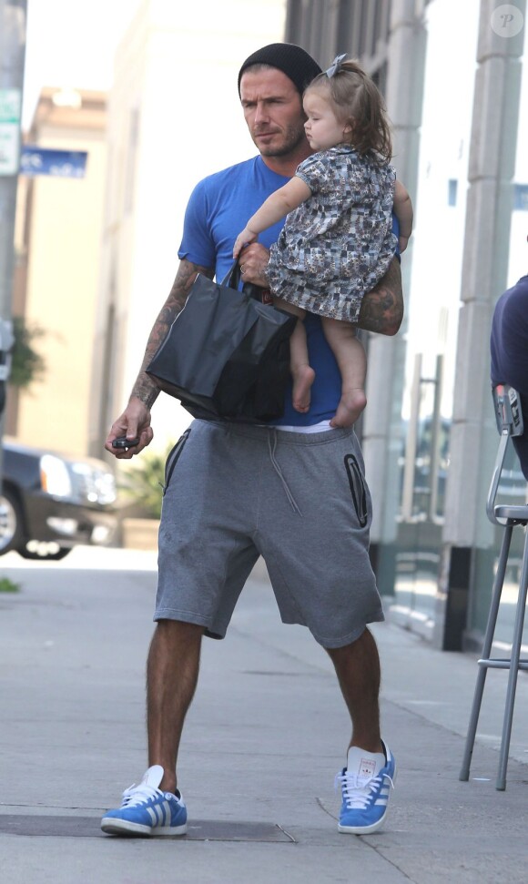 David Beckham papa attentionné avec sa fille Harper dans les rues de Los Angeles, le 25 septembre 2012
