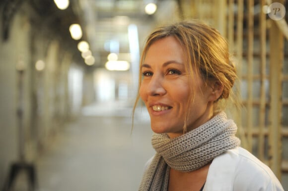 Mathilde Seigner sur le tournage de Médecin-chef à la prison de la Santé, en octobre 2011 - Diffusion du téléfilm le 17 octobre 2012 sur France 2