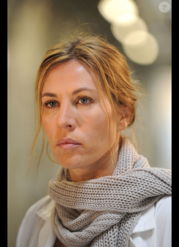 Mathilde Seigner sur le tournage de Médecin-chef à la prison de la Santé, en octobre 2011 - Diffusion du téléfilm le 17 octobre 2012 sur France 2