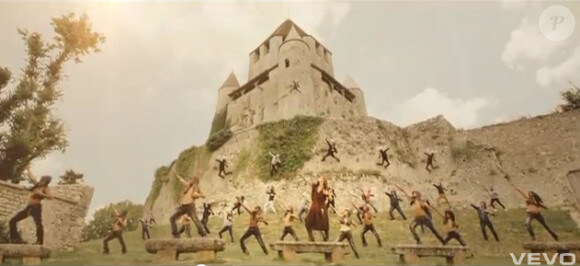 Robin des Bois - Ne renoncez jamais, image collégiale dans le clip Un monde à changer, par Nyco Lilliu, premier extrait du spectacle musical.