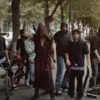 Robin des Bois - le clip Un monde à changer : Nyco Lilliu rend Frère Tuck sexy