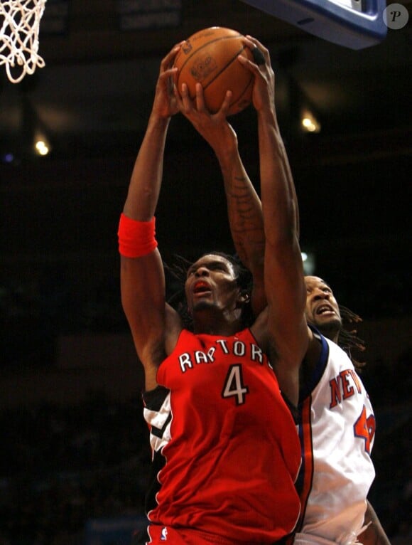 Chris Bosh (numéro 4) et Jordan Hill au Madison Square Garden de New York le 28 janvier 2010