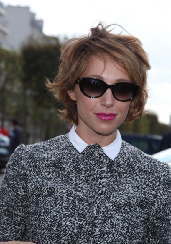 Laura Smet arrive à l'Hôtel National des Invalides pour assister au défilé prêt-à-porter Christian Dior printemps-été 2013. Paris, le 28 septembre 2012.