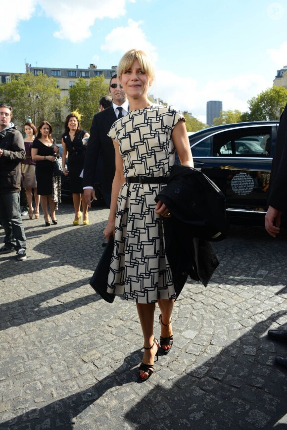 Marina Foïs arrive à l'Hôtel National des Invalides pour assister au défilé prêt-à-porter Christian Dior printemps-été 2013. Paris, le 28 septembre 2012.