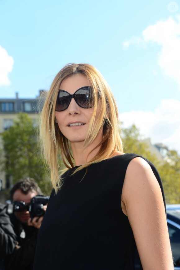 Clotilde Courau arrive à l'Hôtel National des Invalides pour assister au défilé prêt-à-porter Christian Dior printemps-été 2013. Paris, le 28 septembre 2012.