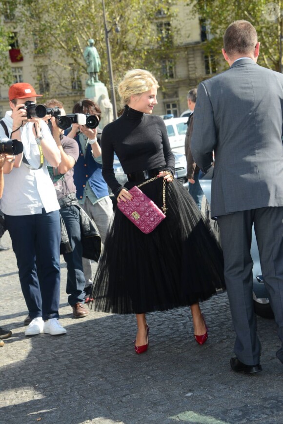 Mélanie Laurent arrive à l'Hôtel National des Invalides pour assister au défilé prêt-à-porter Christian Dior printemps-été 2013. Paris, le 28 septembre 2012.