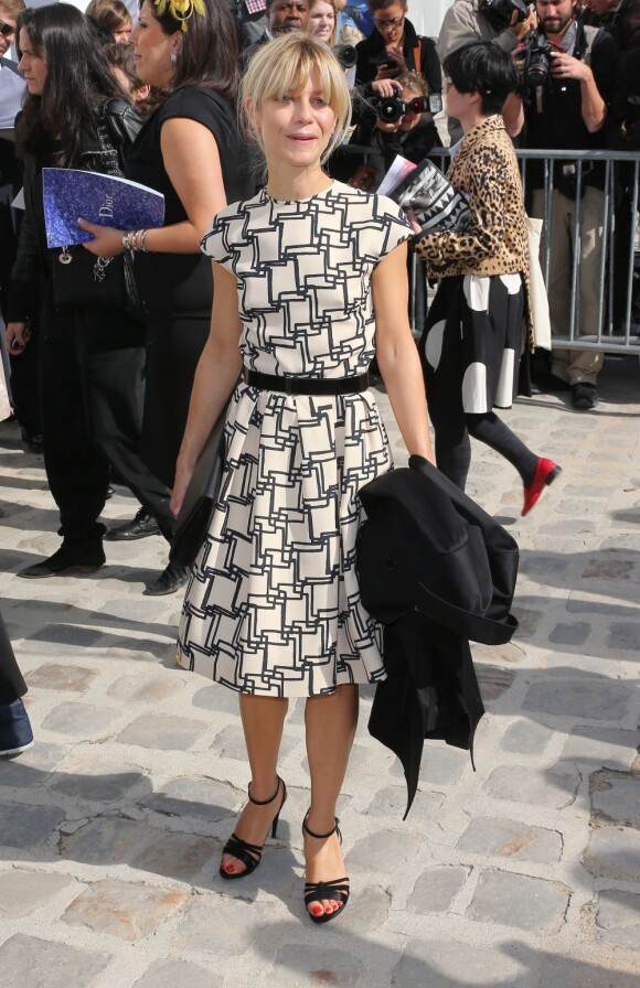 Marina Foïs arrive à l'Hôtel National des Invalides pour assister au défilé prêt-à-porter Christian Dior printemps-été 2013. Paris, le 28 septembre 2012.
