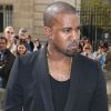 Kanye West tout en noir et chaussé d'Air Jordan 1, arrive à l'Hôtel National des Invalides pour assister au défilé prêt-à-porter Christian Dior printemps-été 2013. Paris, le 28 septembre 2012.