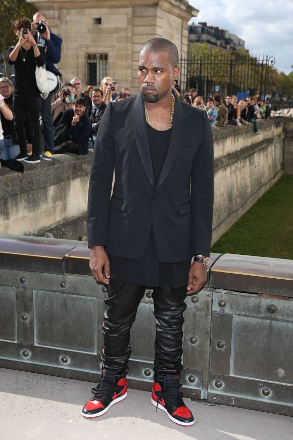 Kanye West tout en noir et chaussé d'Air Jordan 1, arrive à l'Hôtel National des Invalides pour assister au défilé prêt-à-porter Christian Dior printemps-été 2013. Paris, le 28 septembre 2012.
