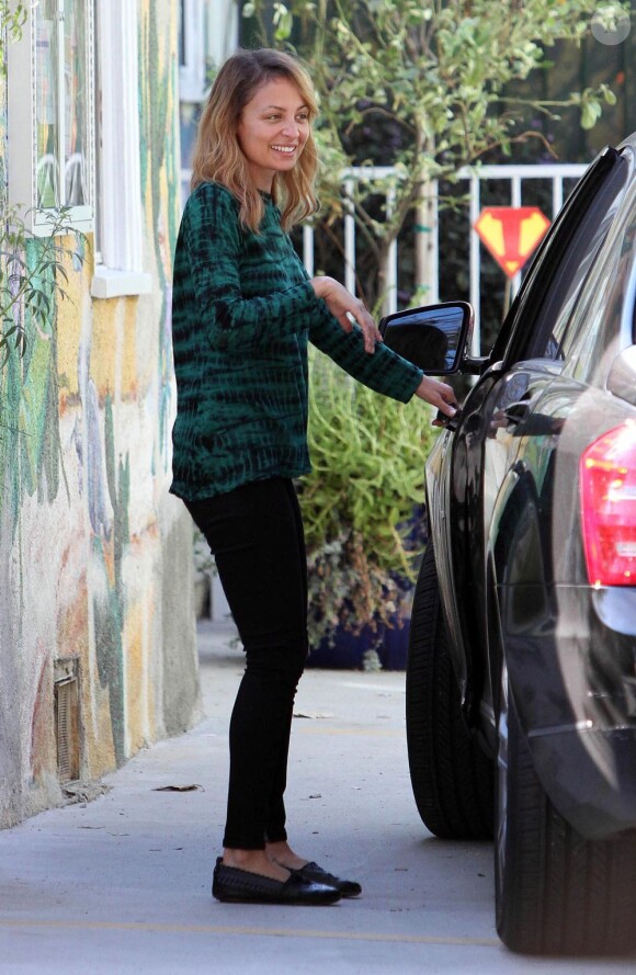 Nicole Richie sans maquillage et souriante dépose ses enfants chez des amis à Los Angeles le 27 septembre 2012