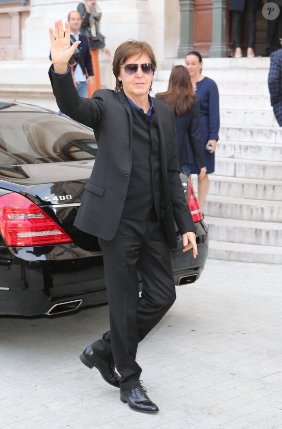 Paul McCartney arrive à l'Opéra Garnier pour assister au défilé printemps-été 2013 de sa fille Stella McCartney. Paris, le 1er octobre 2012.
