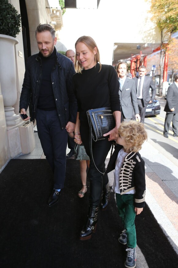 Alasdhair Willis, sa femme Stella McCartney et leur aîné, Miller, de retour à l'hôtel le Georges V après le défilé. Paris, le 1er octobre 2012.