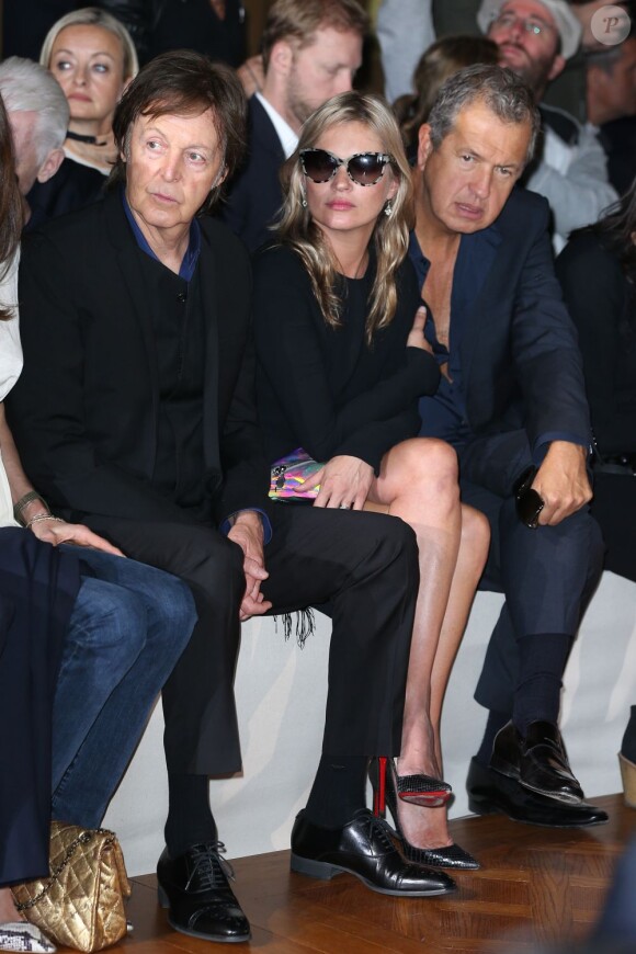 Sir Paul McCartney, Kate Moss et Mario Testino assistent au défilé Stella McCartney printemps-été 2013 à l'Opéra Garnier. Paris, le 1er octobre 2012.
