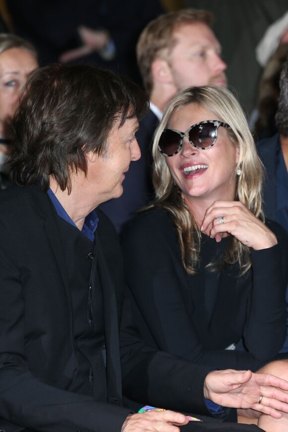Kate Moss hilare avec Sir Paul McCartney lors du défilé Stella McCartney printemps-été 2013 à l'Opéra Garnier. Paris, le 1er octobre 2012.