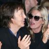 Sir Paul McCartney et Kate Moss applaudissent le final du défilé Stella McCartney printemps-été 2013 à l'Opéra Garnier. Paris, le 1er octobre 2012.