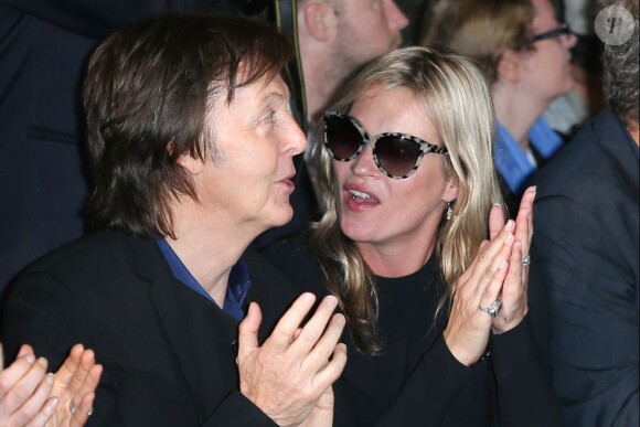 Sir Paul McCartney et Kate Moss applaudissent le final du défilé Stella McCartney printemps-été 2013 à l'Opéra Garnier. Paris, le 1er octobre 2012.