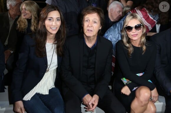 Nancy Shevell, son époux Sir Paul McCartney et Kate Moss assistent au défilé Stella McCartney printemps-été 2013 à l'Opéra Garnier. Paris, le 1er octobre 2012.