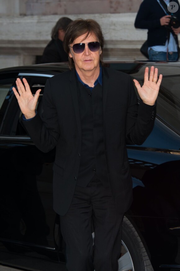 Paul McCartney arrive à l'Opéra Garnier pour assister au défilé printemps-été 2013 de sa fille Stella McCartney. Paris, le 1er octobre 2012.
