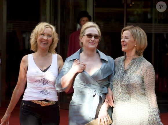 Agnetha Faltskog et Annifrid Lyngstad du groupe ABBA avec Meryl Streep à Stockholm, le 4 juillet 2008.