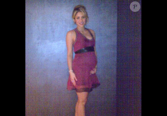 Shakira, enceinte de son premier enfant (un garçon) avec Gerard Piqué, a publié le 6 octobre 2012 sur sa page Facebook la toute première photo d'elle enceinte, de six mois.