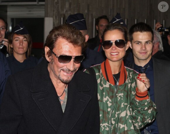 Johnny Hallyday et Laeticia à leur arrivée à l'aéroport de Paris Charles-de-Gaulle, le 9 octobre 2012.