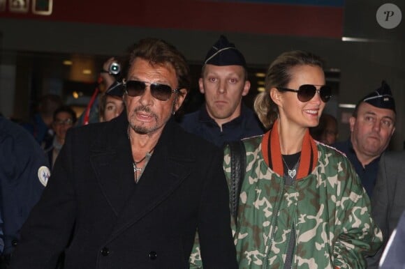 Johnny Hallyday et Laeticia à l'aéroport de Paris Charles-de-Gaulle, le 9 octobre 2012.