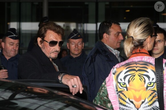 Johnny Hallyday à son arrivée à l'aéroport de Paris Charles-de-Gaulle, le 9 octobre 2012.