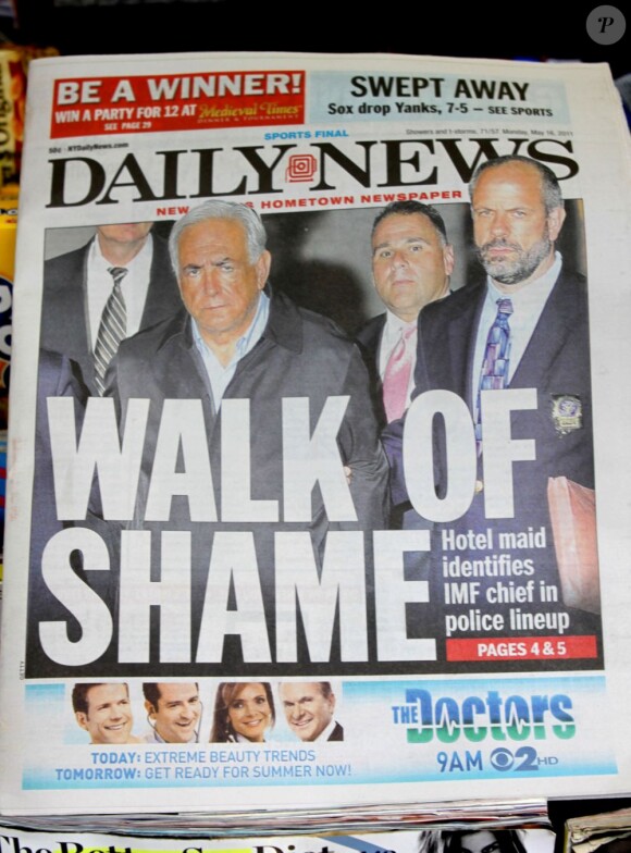 Le début de la descente aux enfers de Dominique Strauss-Kahn, arrêté à New York le 14 mai 2011 : il fait la une des médias du monde entier