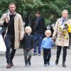 Naomi Watts et Liev Schreiber se promènent avec leurs enfants Alexander (5 ans) et Samuel (4 ans) dans les rues de New York le 9 octobre 2012.