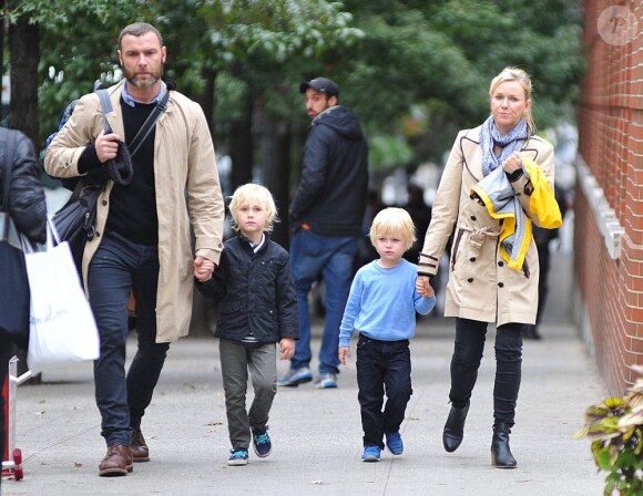 Naomi Watts et Liev Schreiber se promènent avec leurs enfants Alexander (5 ans) et Samuel (4 ans) dans les rues de New York le 9 octobre 2012.
