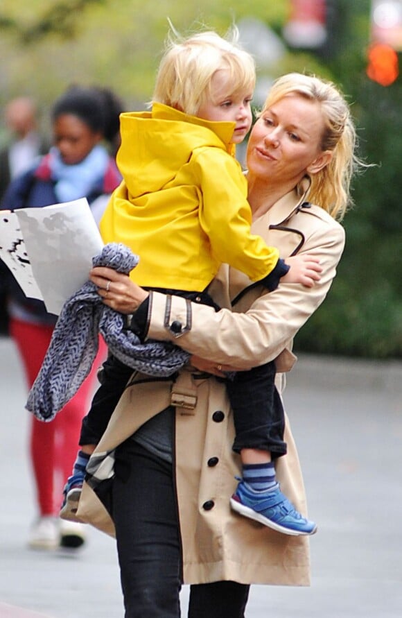 L'actrice Naomi Watts et son fils Samuel se promènent dans les rues de New York le 9 octobre 2012.
