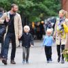 Naomi Watts et toute sa petite famille se promènent avec leurs enfants, Alexander et Samuel, à New York le 9 octobre 2012.