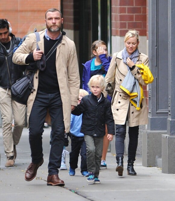 Naomi Watts et Liev Schreiber se promènent avec leurs enfants, Alexander et Samuel, à New York le 9 octobre 2012.