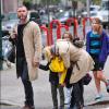 Naomi Watts embrasse son fils dans les rues de New York le 9 octobre 2012.