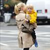 Naomi Watts câline son fils de 4 ans, Samuel, à New York le 9 octobre 2012.