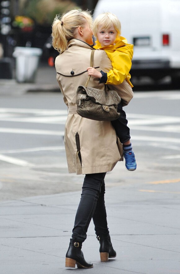 Naomi Watts câline son fils de 4 ans, Samuel, à New York le 9 octobre 2012.