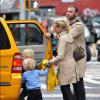 Naomi Watts, Liev Schreiber et leurs deux enfants à New York le 9 octobre 2012.