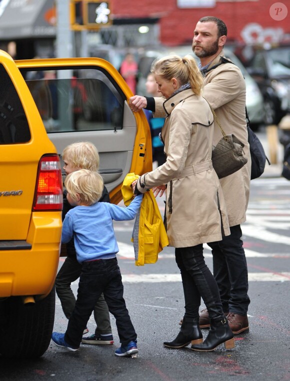 Naomi Watts, Liev Schreiber et leurs deux enfants à New York le 9 octobre 2012.