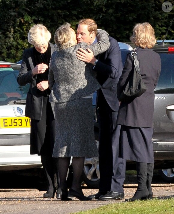 Le prince William avec les proches de la défunte, le 10 octobre 2012 aux obsèques de son ancienne nounou, Olga Powell, au cimetière de Parndon Wood, à Harlow, dans l'Essex (nord-est de Londres).