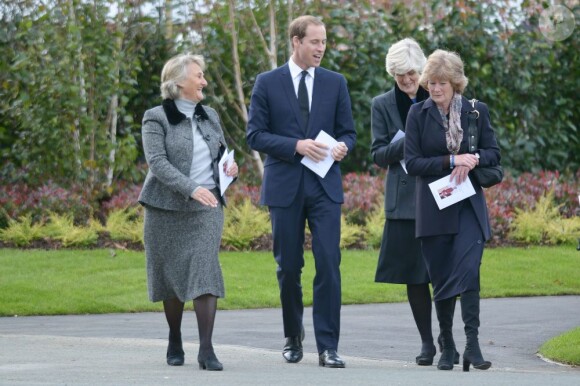Le prince William aux obsèques de son ancienne nourrice Olga Powell, le 10 octobre 2012 au cimetière de Parndon Wood à Harlow, entouré de Lady Sarah McCorquodale et Lady Jane Fellowes.