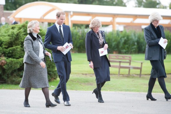 Le prince William aux obsèques de son ancienne nourrice Olga Powell, le 10 octobre 2012 au cimetière de Parndon Wood à Harlow, entouré de Lady Sarah McCorquodale et Lady Jane Fellowes.