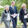 Le prince William aux obsèques de son ancienne nourrice Olga Powell, le 10 octobre 2012 au cimetière de Parndon Wood à Harlow, entouré de Lady Sarah McCorquodale et Lady Jane Fellowes.