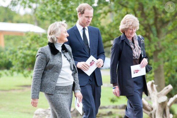 Le prince William aux obsèques de son ancienne nourrice Olga Powell, le 10 octobre 2012 au cimetière de Parndon Wood à Harlow, entouré de Lady Sarah McCorquodale et Lady Jane Fellowes.