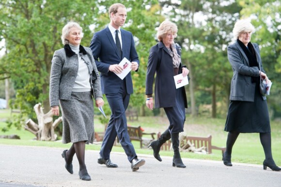 Le prince William aux obsèques de son ancienne nourrice Olga Powell, le 10 octobre 2012 au cimetière de Parndon Wood à Harlow, entouré de Lady Sarah McCorquodale et Lady Jane Fellowes.
