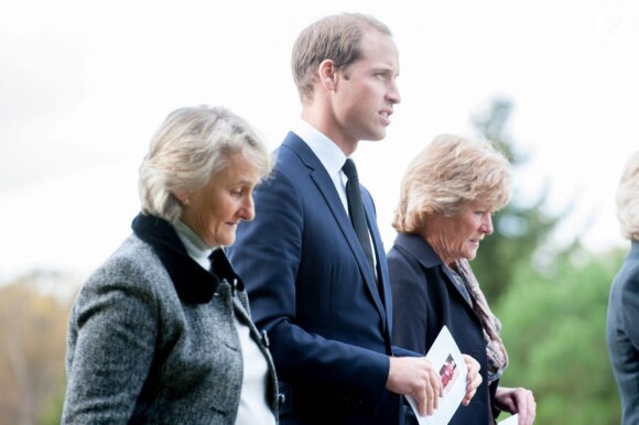 Le prince William aux obsèques de son ancienne nourrice Olga Powell, le 10 octobre 2012 au cimetière de Parndon Wood à Harlow, entouré de Lady Sarah McCorquodale et Lady Jane Fellowes.