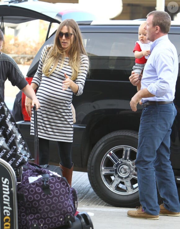 Guy Ritchie et Jacqui Ainsley, à l'aéroport Lax de Los Angeles, en compagnie de leur petit Rafael, le mardi 9 octobre 2012.