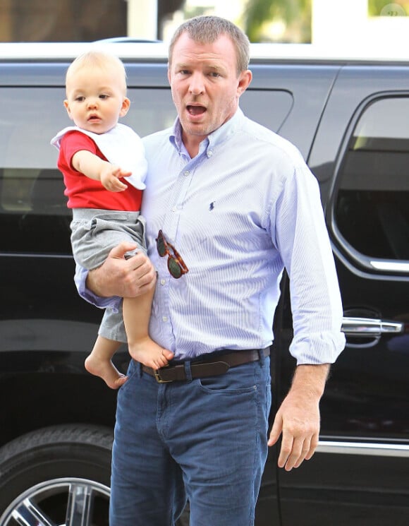 Guy Ritchie et son fils Rafael, à l'aéroport Lax de Los Angeles, le mardi 9 octobre 2012.