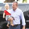 Guy Ritchie, à l'aéroport Lax de Los Angeles, en compagnie de son petit Rafael, le mardi 9 octobre 2012.