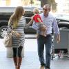 Guy Ritchie et sa fiancée Jacqui Ainsley, à l'aéroport Lax de Los Angeles, en compagnie de leur petit Rafael, le mardi 9 octobre 2012.